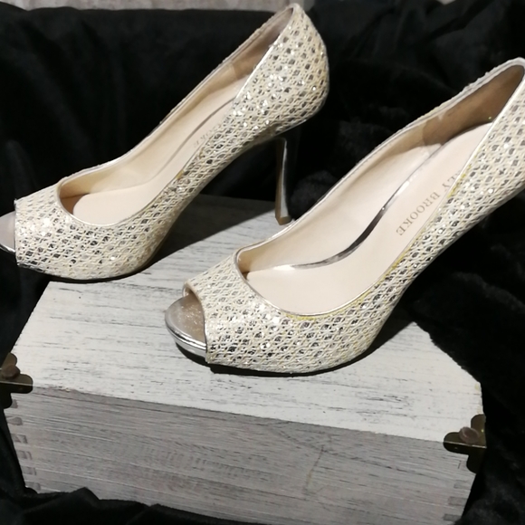 Audrey Brooke pep toe shoe - Picture 2 of 4